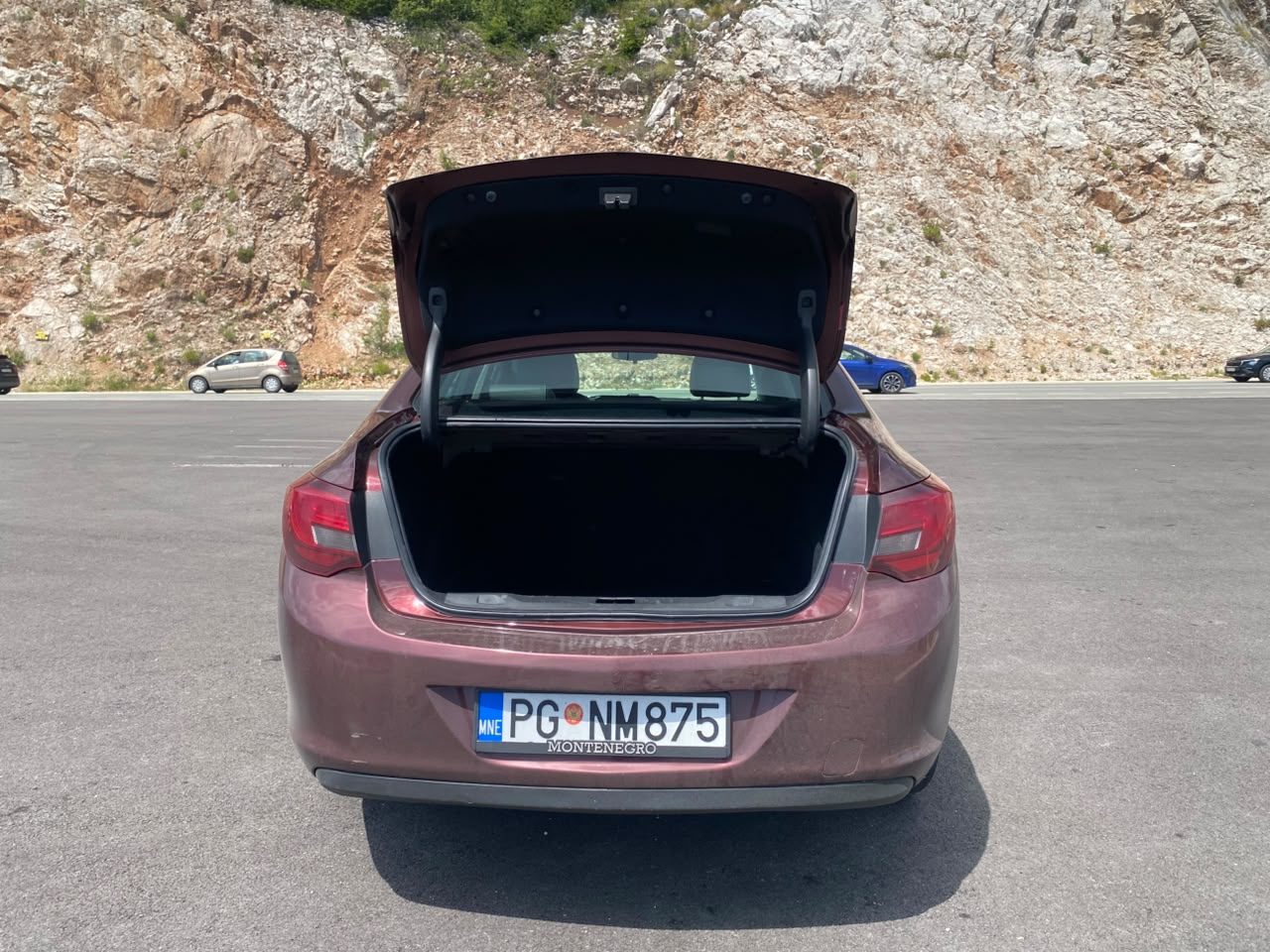 Opel Astra Sedan Bordo